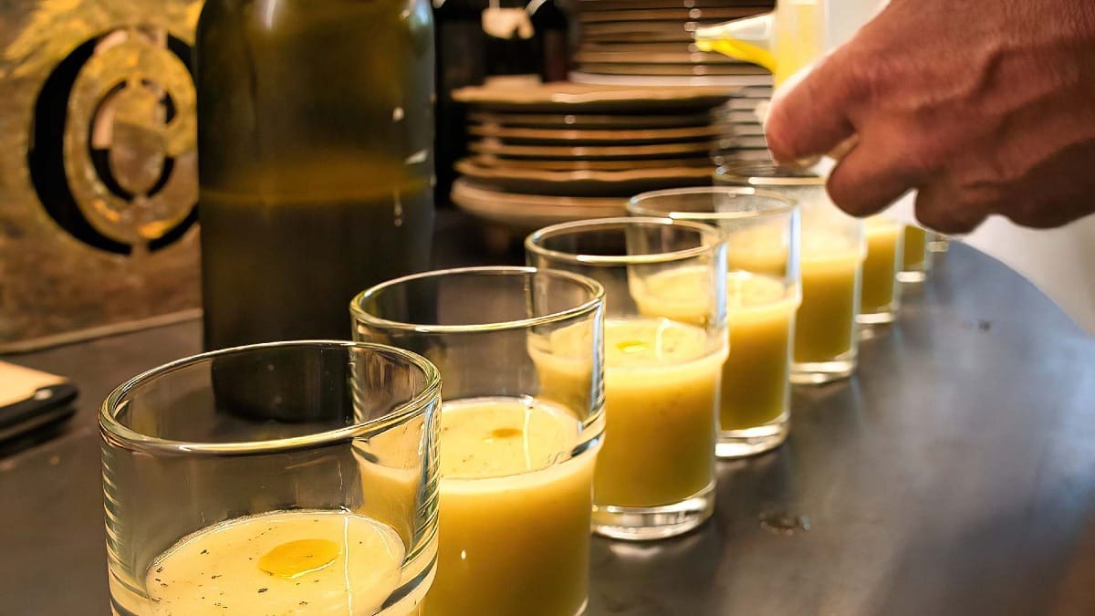 Entrée à base de soupe à l'huile d'olive accompagnée de vins du domaine dans une cave boutique du Douro