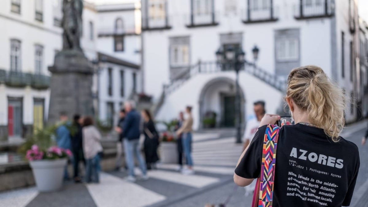 Promenez-vous dans le centre historique de Ponta Delgada tout en dégustant des spécialités locales