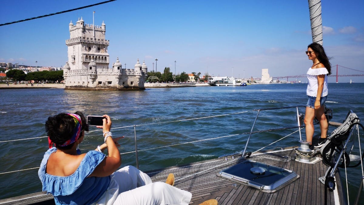 s1IO lisbon belem boat tour group photo