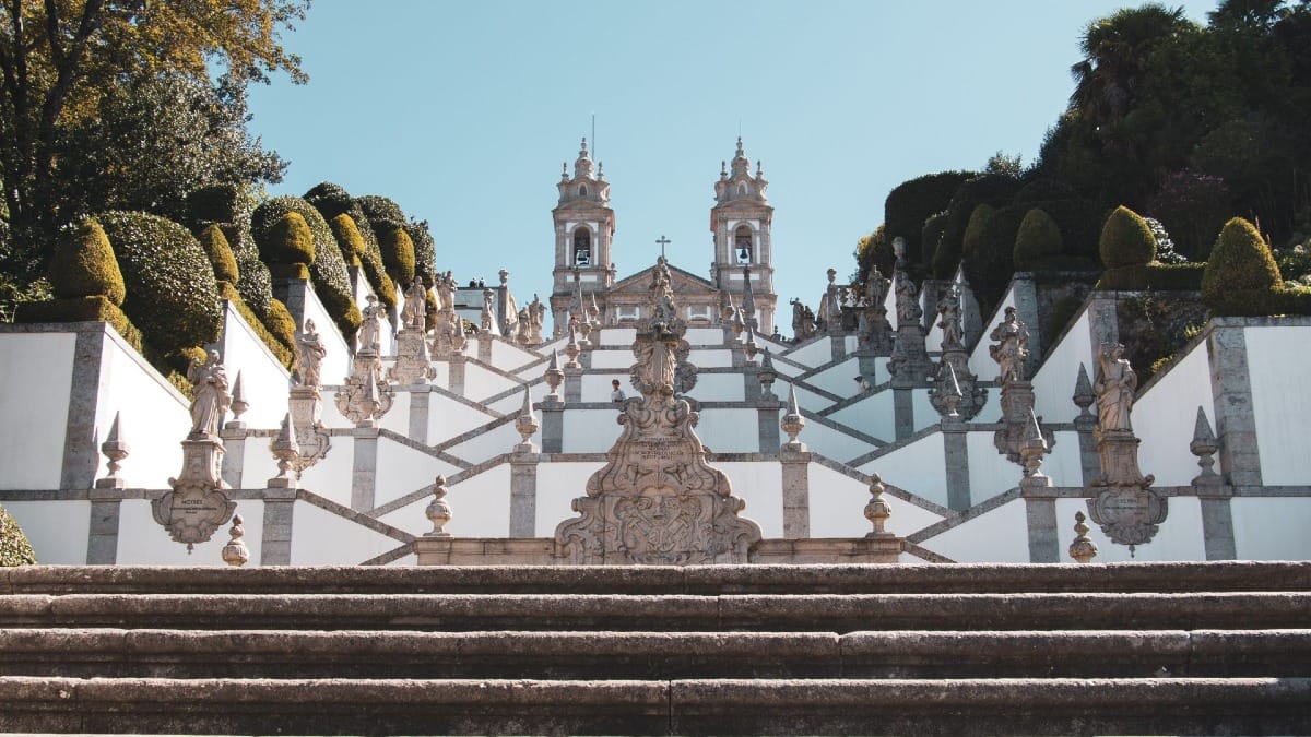 Escalinata icónica del Bom Jesus do Monte en Braga, Patrimonio Mundial de la UNESCO, visitada durante un tour de Braga y Guimarães con Cooltour Oporto