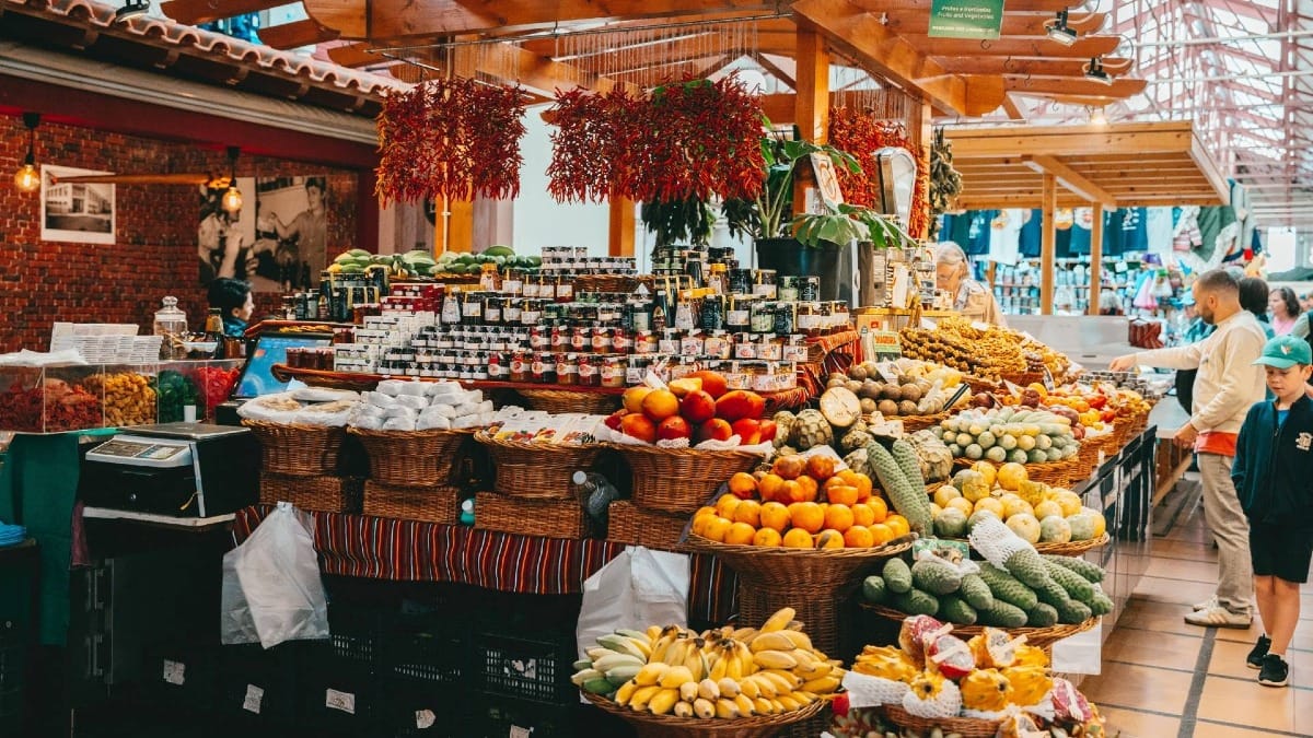 Explorez le célèbre Mercado dos Lavradores et découvrez la riche variété de produits locaux de Madère