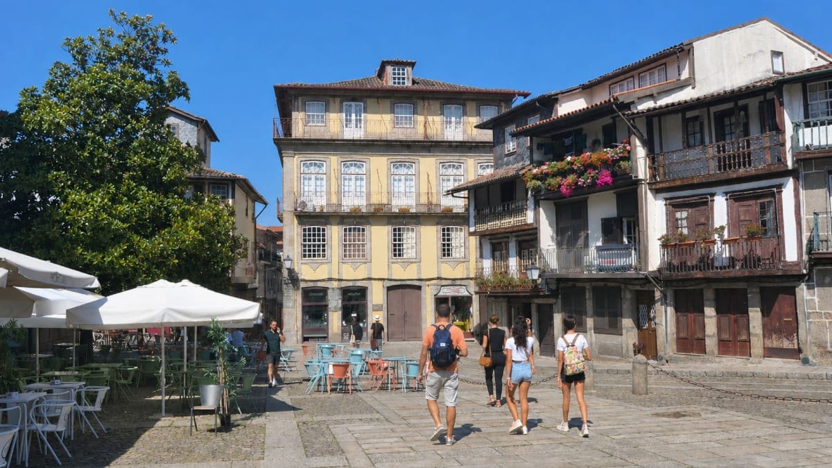 Architecture traditionnelle autour de la Praça de São Tiago, l'une des places médiévales les plus pittoresques de Guimarães.