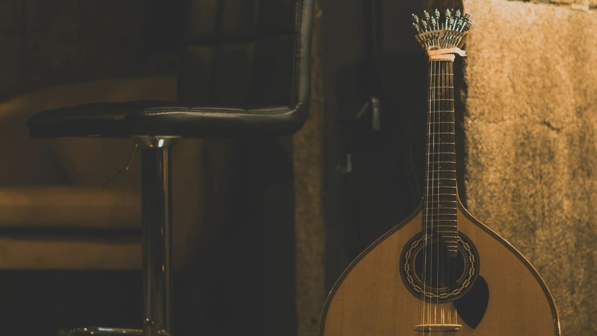Guitare portugaise posée contre le mur avant une soirée de Fado dans un bar à vin de Porto