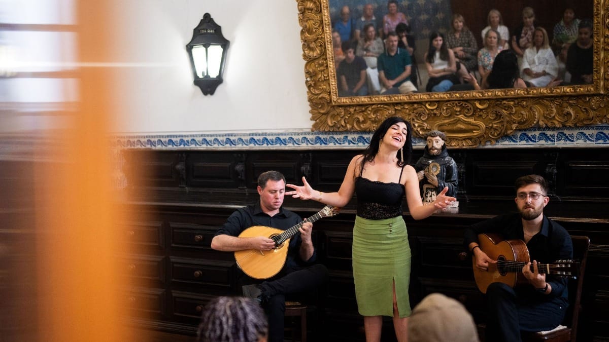 Trio de Fado avec guitares portugaise et classique, ainsi qu'une chanteuse de Fado, jouant dans un monastère historique à Porto, Portugal