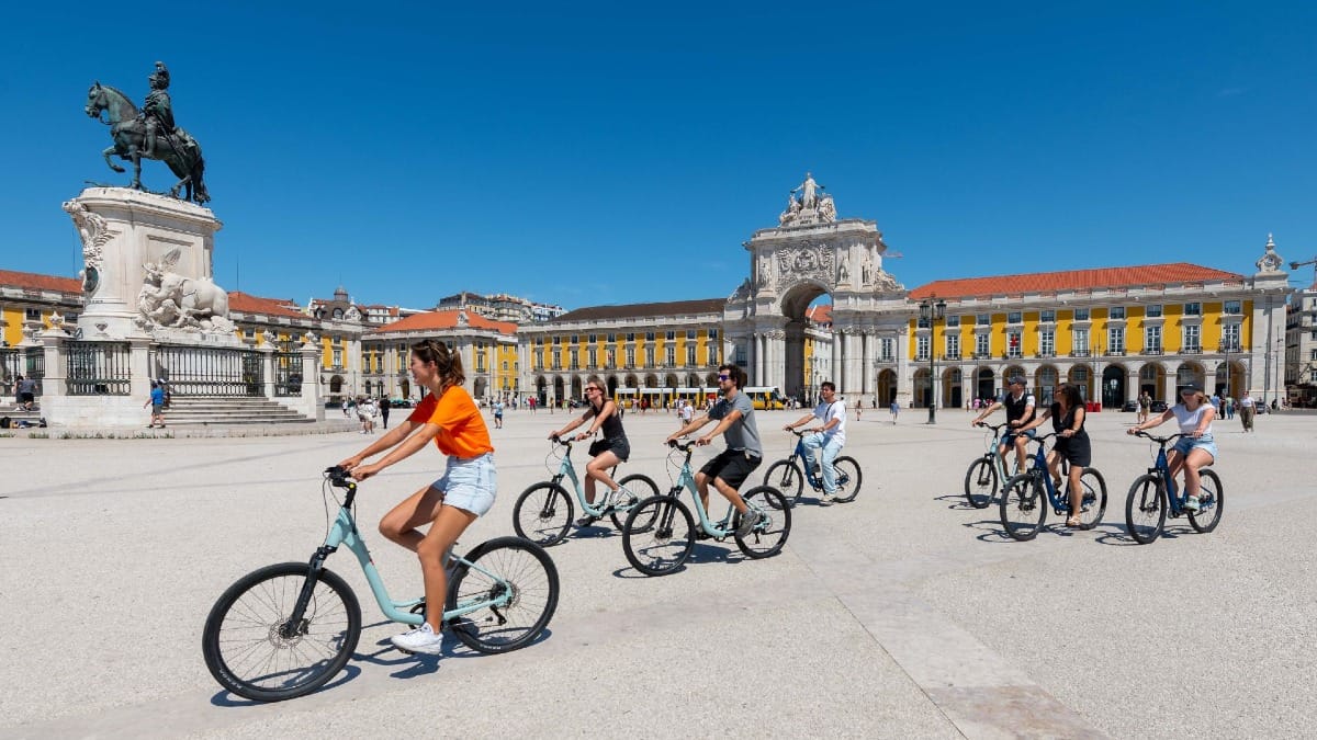 tXj4 lisbon small group bike tour at praça do comercio