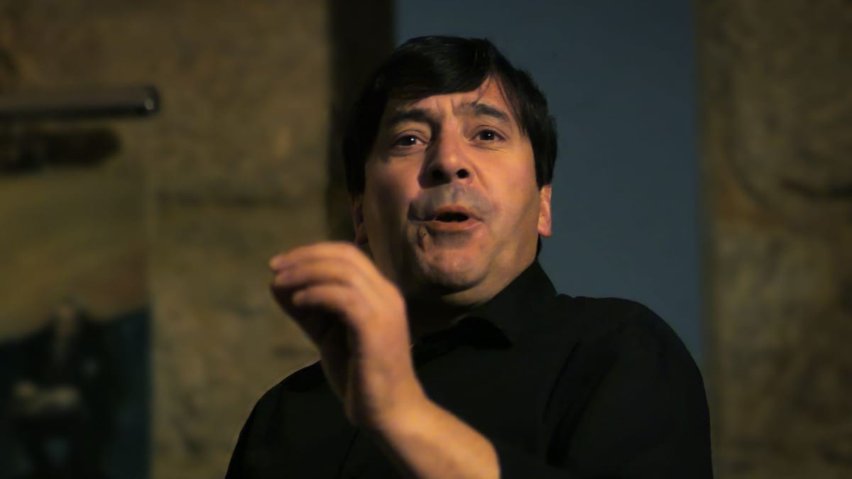 Cantante masculino de Fado actuando en vivo durante la Cena de Fado y Tour Nocturno en Oporto antes y después del Tour Nocturno con Cooltour Oporto