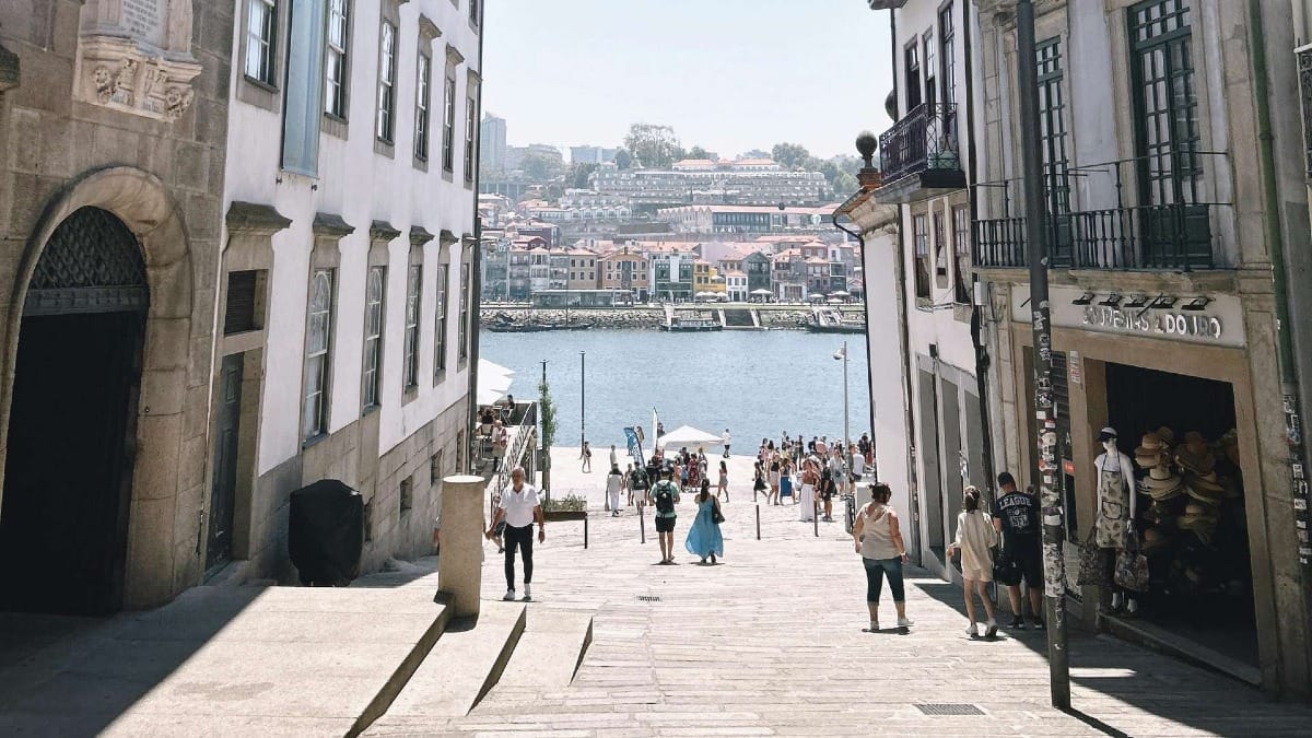 Suivez les ruelles historiques jusqu'à Ribeira, où le fleuve Douro s'ouvre entre Porto et Vila Nova de Gaia.