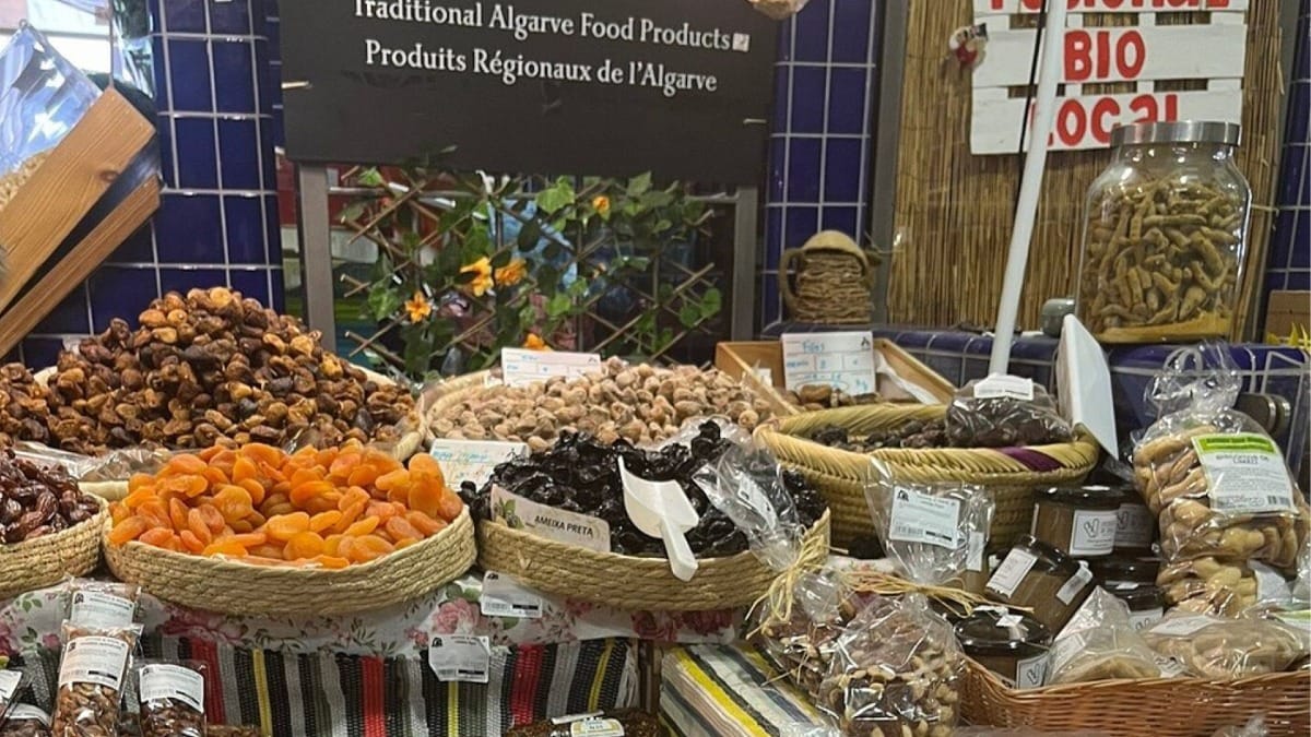 Frutos secos tradicionais do Algarve como figos, alperces e ameixas pretas numa banca local