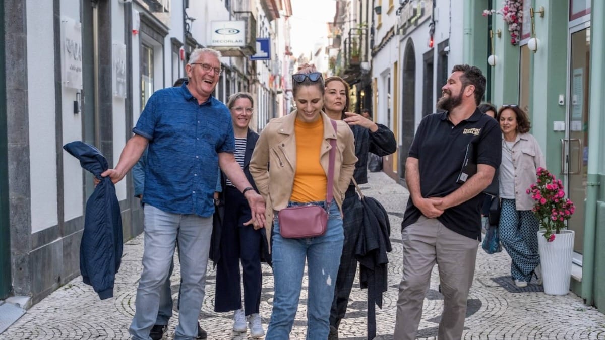 Explora las calles históricas de Ponta Delgada entre catas de vino y degustaciones gastronómicas