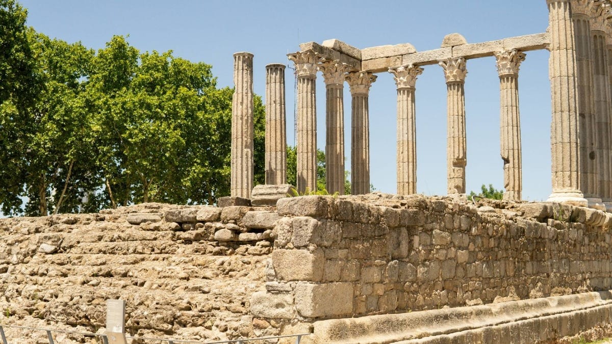 Conozca el legado romano de Évora con vistas de cerca de uno de los templos mejor conservados de Portugal.