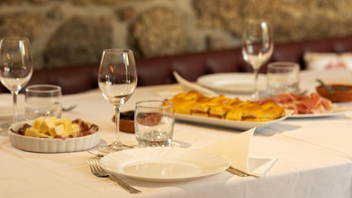 Vinho Verde tasting table with served dishes | Cooltour Oporto