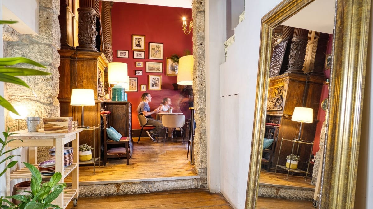 Bar de vinhos escondido e acolhedor no Porto com decoração charmosa e ambiente relaxado