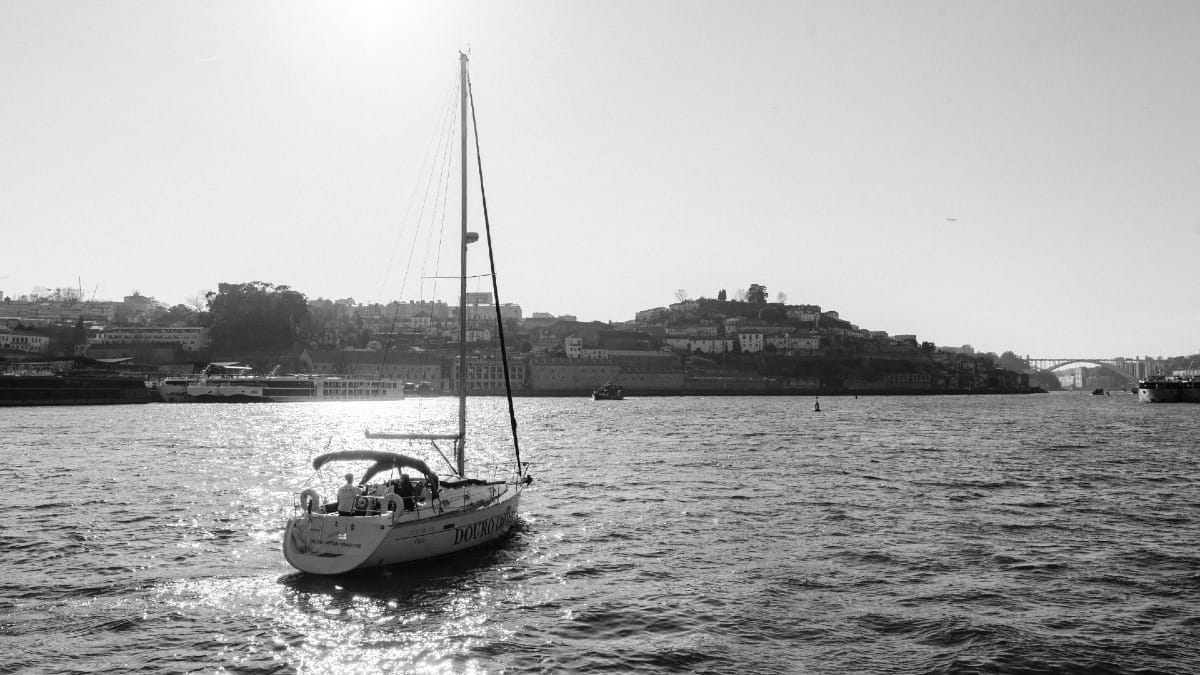Croisière privée au coucher du soleil sur le fleuve Douro partant de Porto en direction de l'océan Atlantique