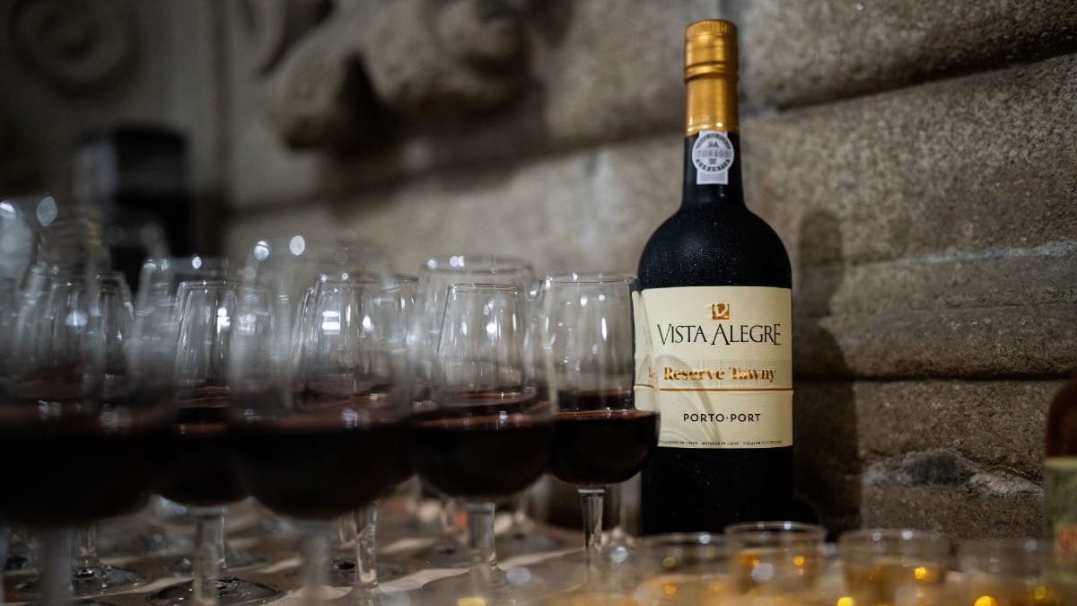 Plusieurs verres de vin de Porto à côté d'une bouteille de tawny réserve, boisson traditionnelle de Porto, Portugal