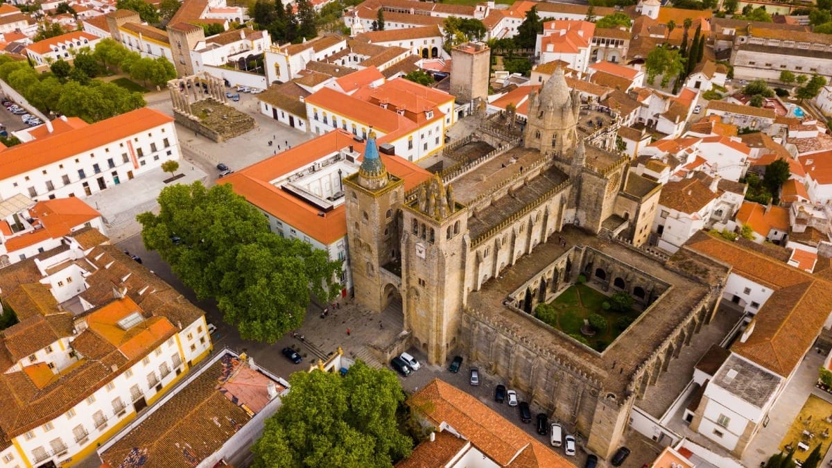 Pasee por el centro histórico de Évora y escuche historias del pasado de Portugal.