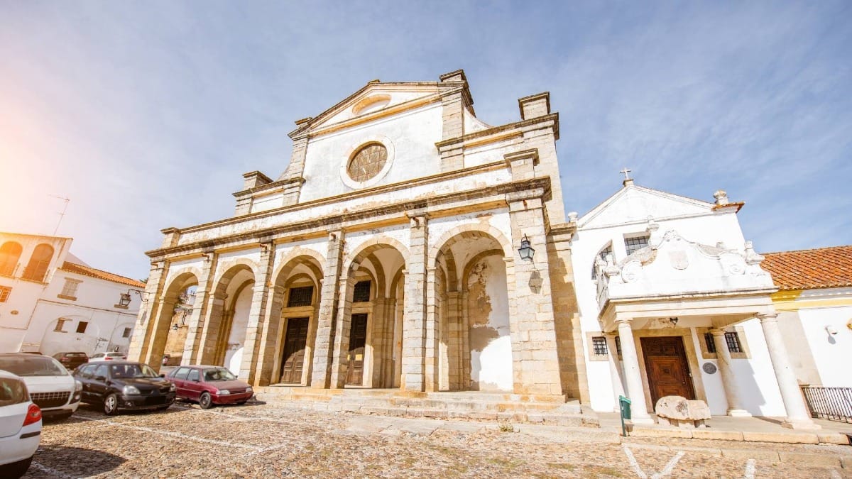 Descubra los lugares religiosos menos conocidos de Évora, como la iglesia del Espíritu Santo.