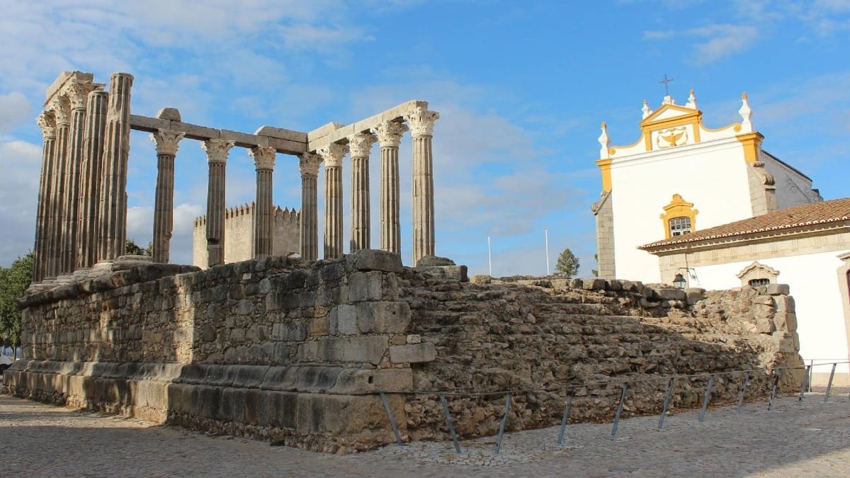 Discover the iconic Roman Temple of Évora, a UNESCO landmark featured on our Private Évora Walking Tour.