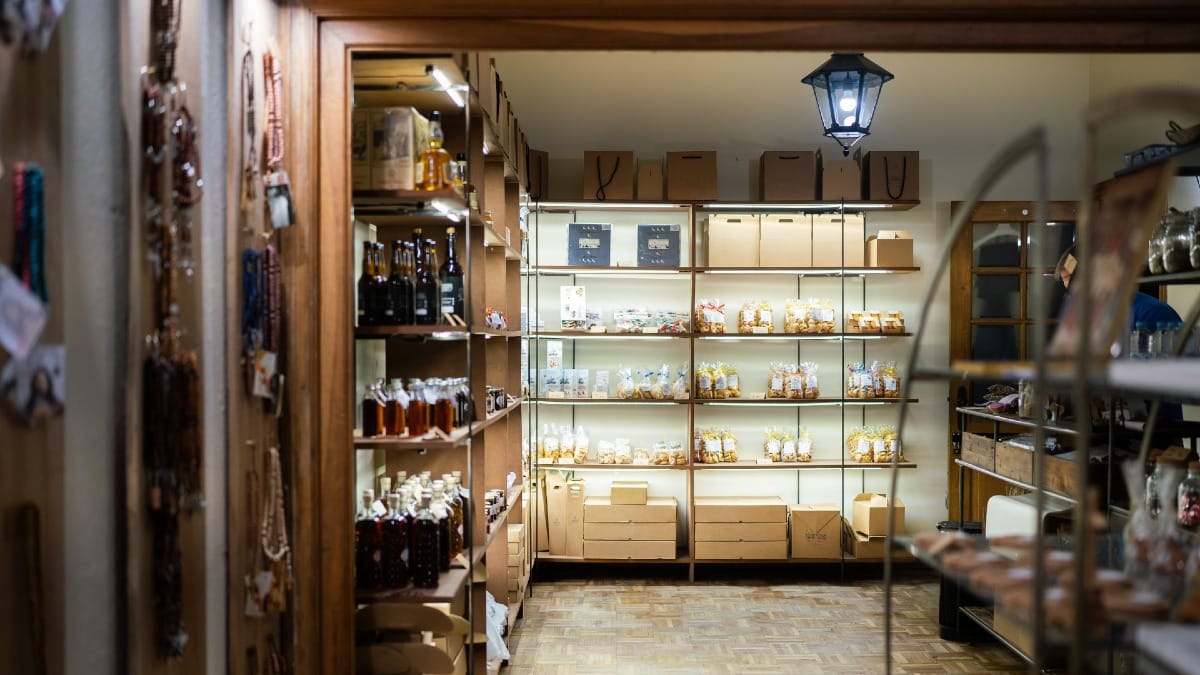 Boutique du monastère à Porto, Portugal, proposant des produits traditionnels et artisanaux à la vente