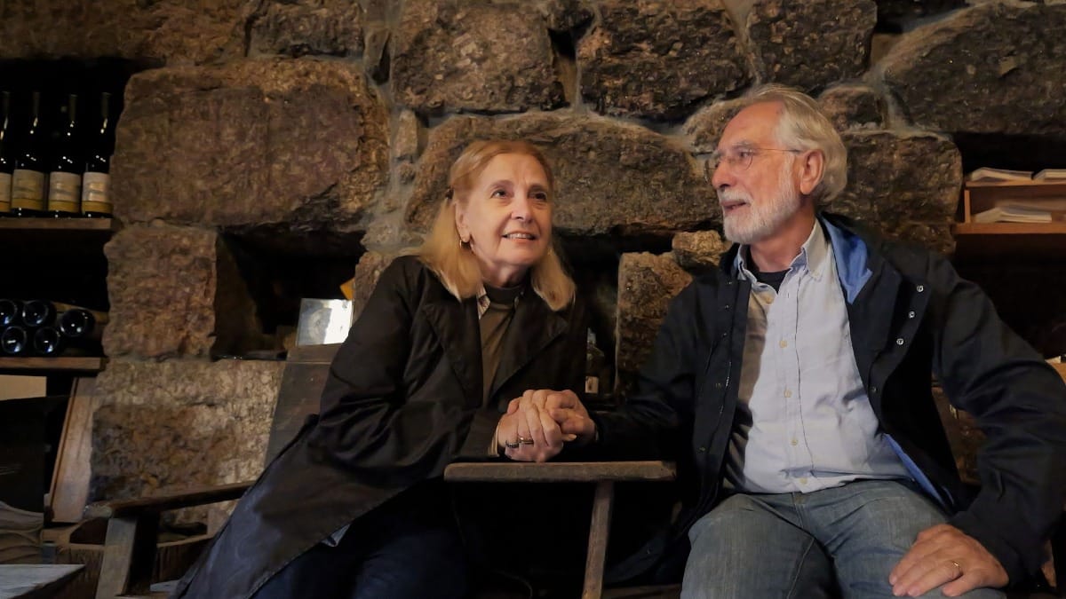 A couple enjoying a vinho verde tasting | Cooltour Oporto