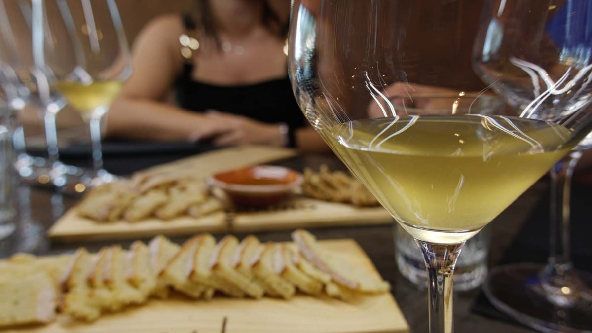 Cata de vinos blancos regionales maridados con delicias locales en la bodega Alto da Serra.