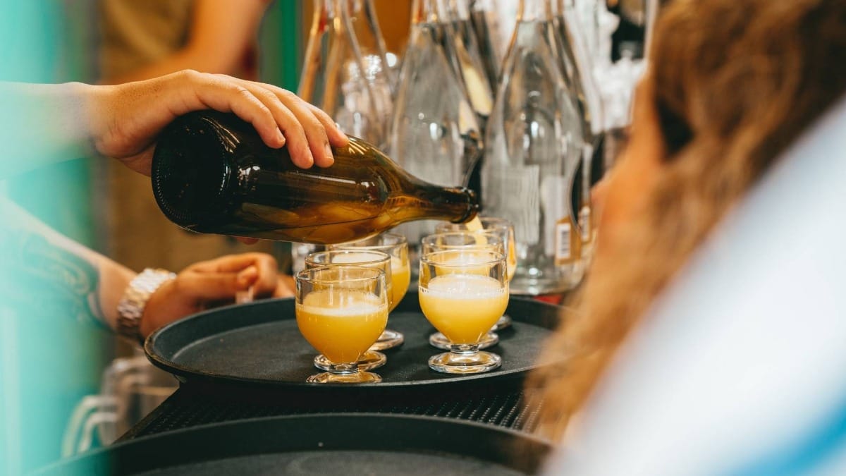 Goûtez à la poncha, la boisson traditionnelle emblématique de Madère, fraîchement préparée pendant votre visite gastronomique