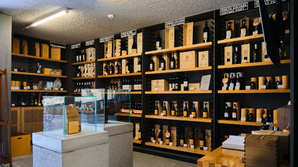 Vue intérieure de la boutique de vins de Quinta do Vallado avec des bouteilles et des coffrets cadeaux exposés