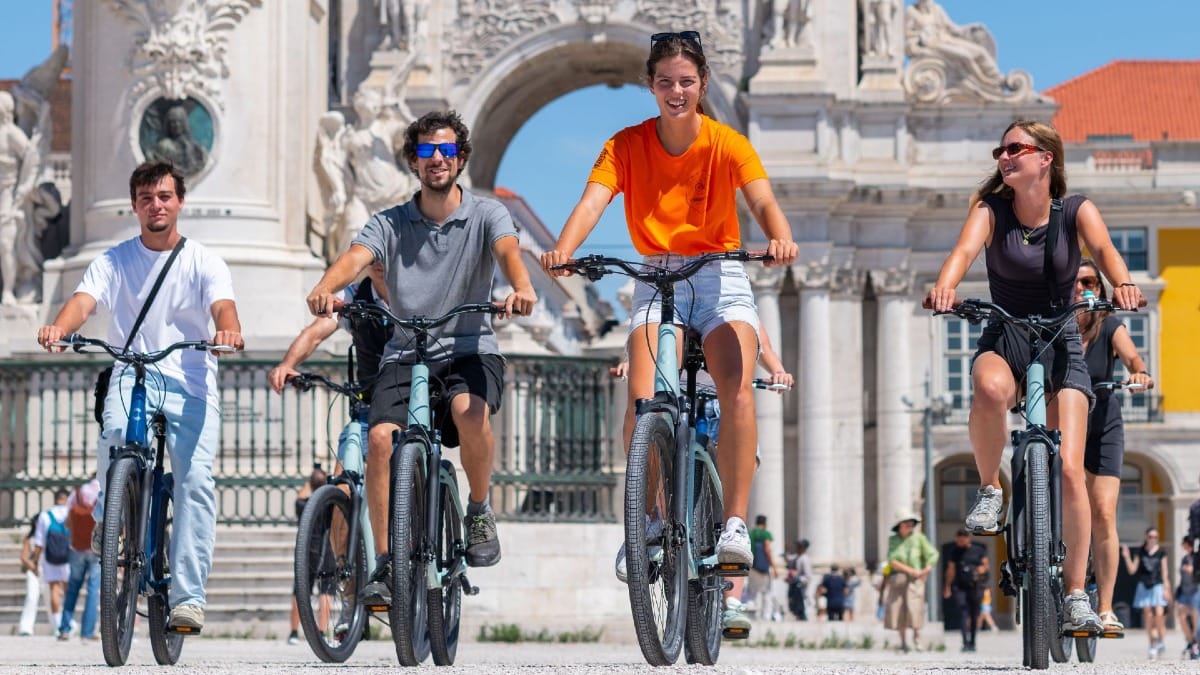 yB71 lisbon guided tour small group comercio square