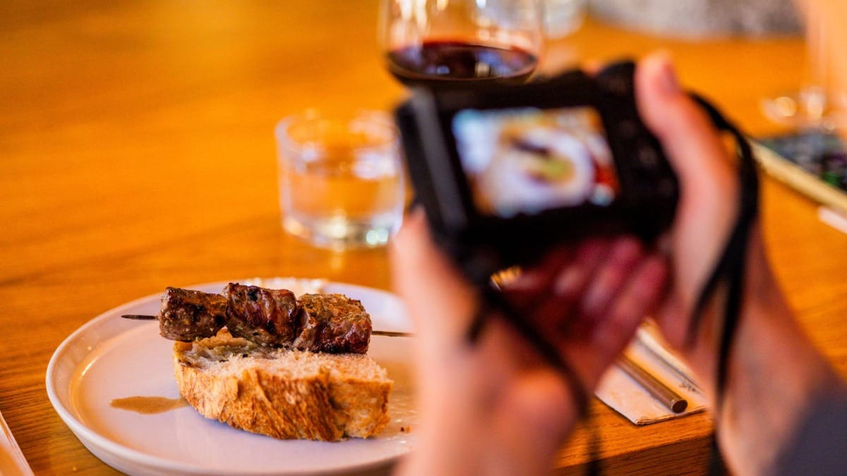Captura el momento mientras disfrutas de la famosa espetada de Madeira