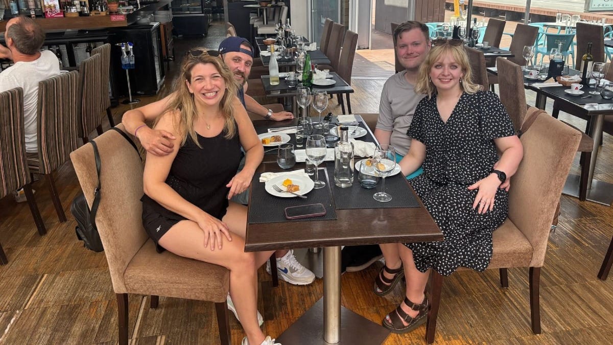 Voyageurs dînant dans un restaurant local de Faro pendant une visite gastronomique en petit groupe en Algarve