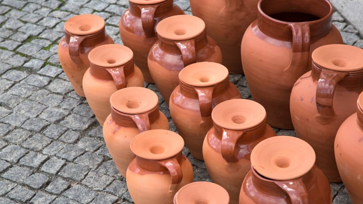 Découvrez le patrimoine artisanal d'Évora à travers des jarres en argile fabriquées localement, reflétant des siècles d'artisanat traditionnel.